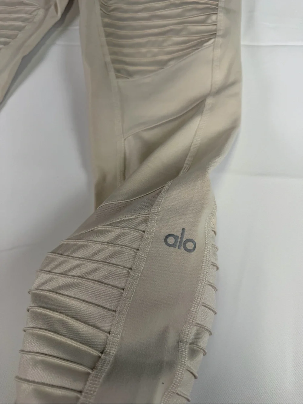 ALO Yoga Cream High-Rise Moto Style Seamless Leggings- Never worn !! perfect SM
